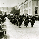 Tyske styrker rykker inn i Oslo. Her på Karl Johans gate med Slottet i bakgrunnen. Foto: NTB scanpix.